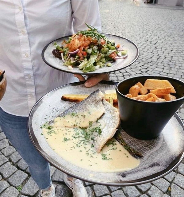 Doradefilet met beure blanc, groente, zeekraal en frites