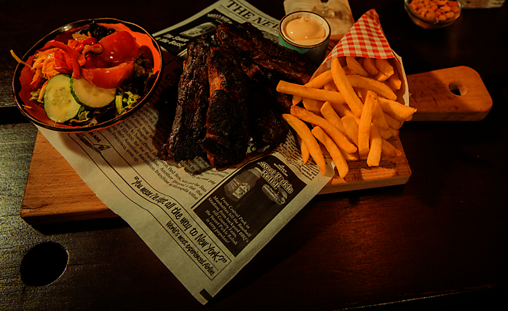 Malse Ribs met Spcy Bbq saus, Frites & Salade